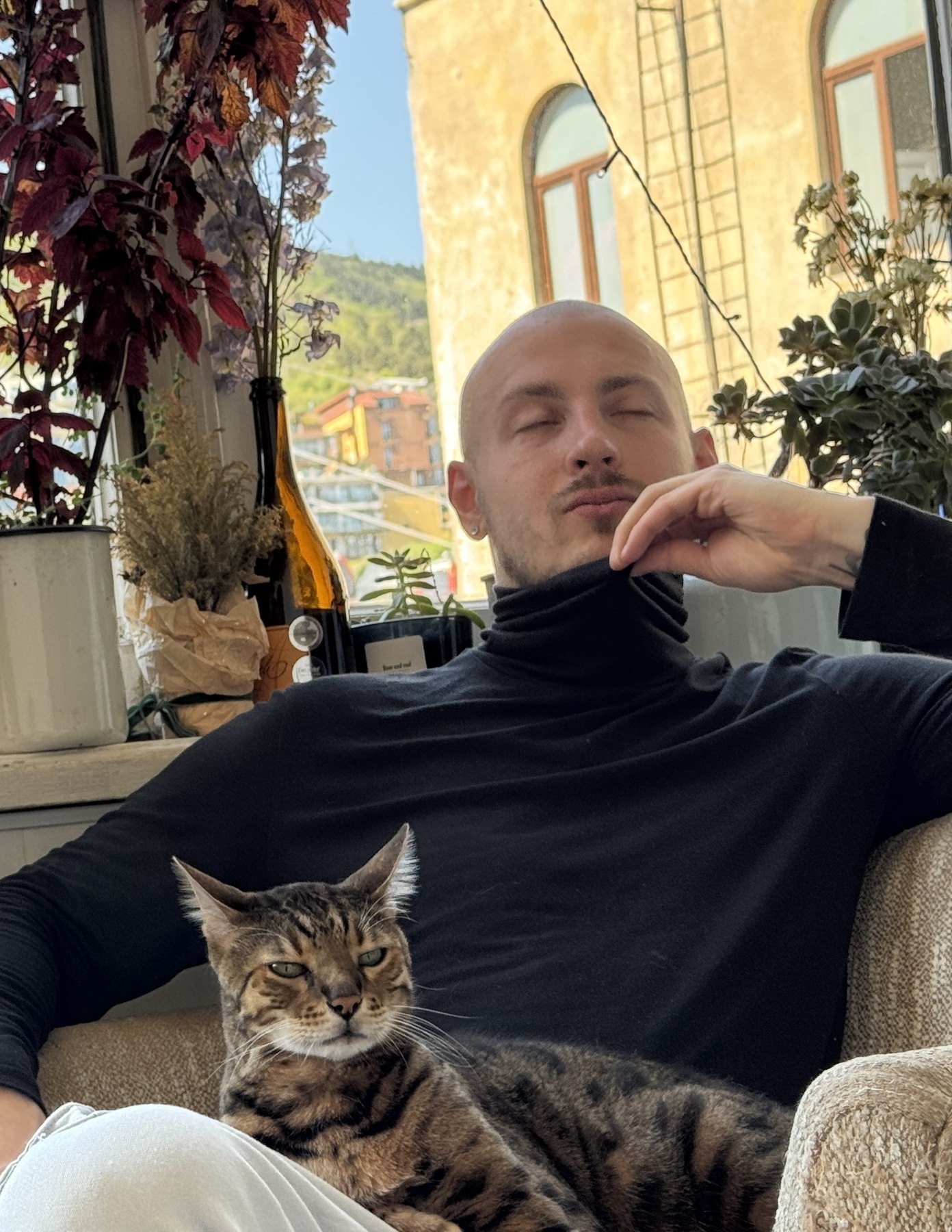Женя отдыхает рядом с котом